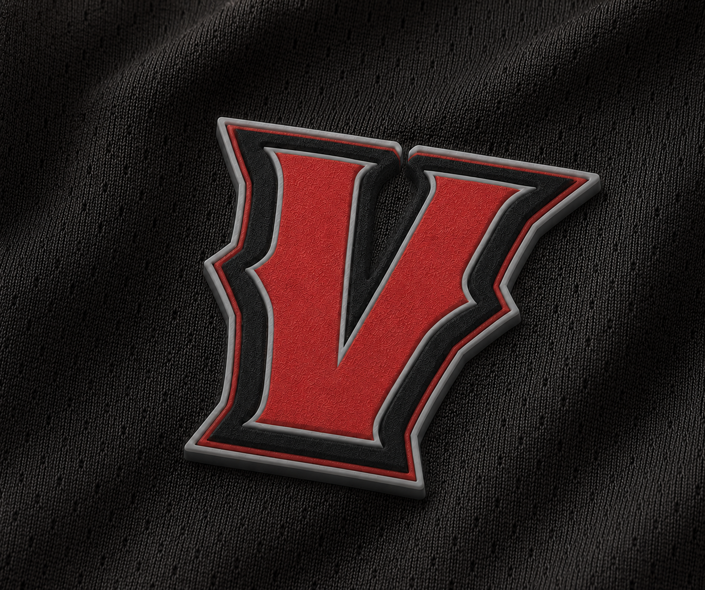Logo V en parche de silicón de los Vaqueros de Agua Prieta en jersey infantil negro 2026, detalle