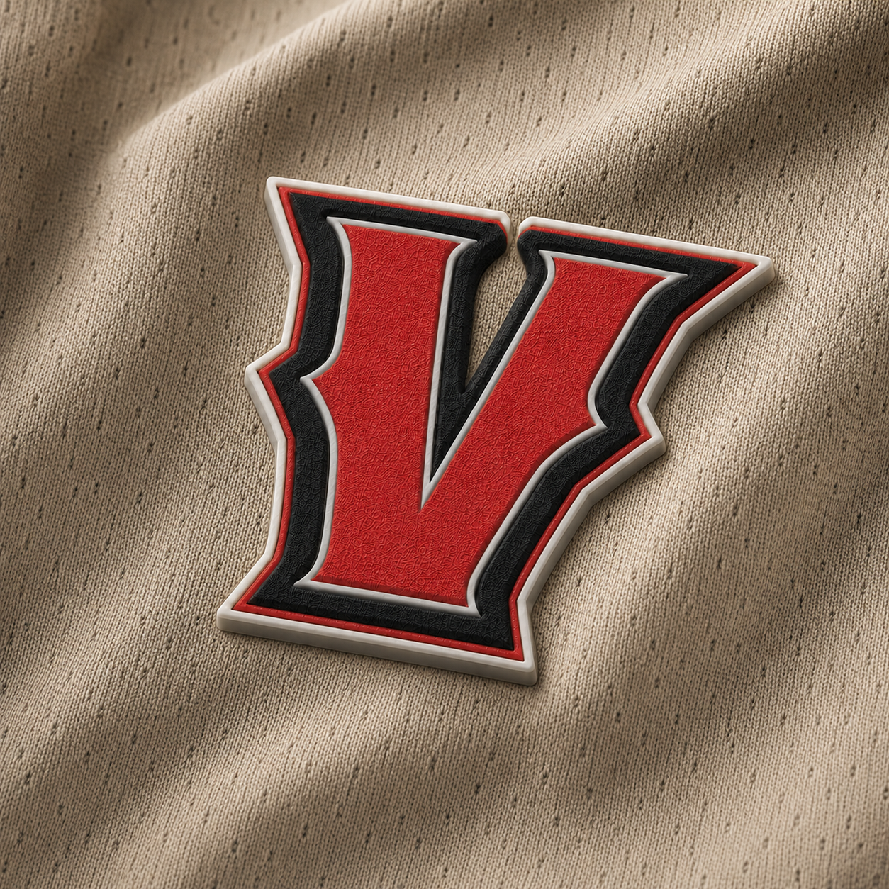 Logo V en parche de silicón de los Vaqueros de Agua Prieta en jersey kaki 2026, detalle